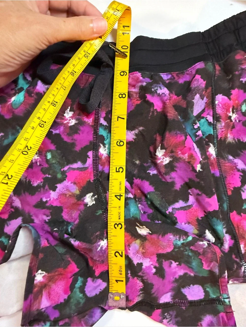 Lululemon Hotty Hot Shorts Mini Midnight Bloom Fuchsia Floral Workout Run Size 8 - Picture 6 of 7